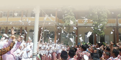 Siswa di Banjarnegara Menerbangkan Pesawat Kertas Untuk BJ Habibie